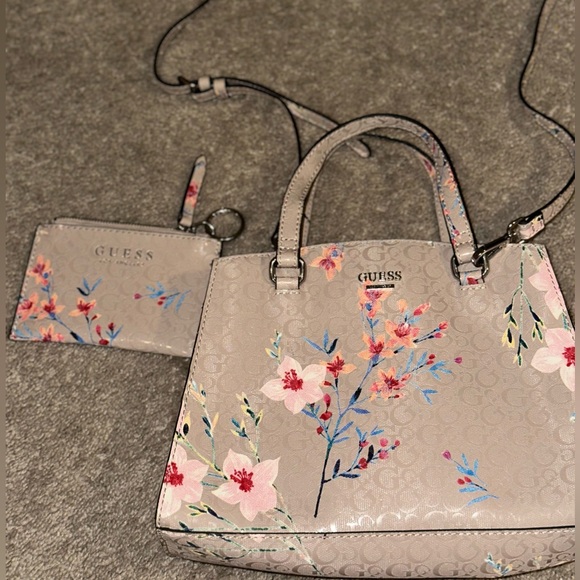 💓Guess💓 purse + wallet set - Picture 1 of 5